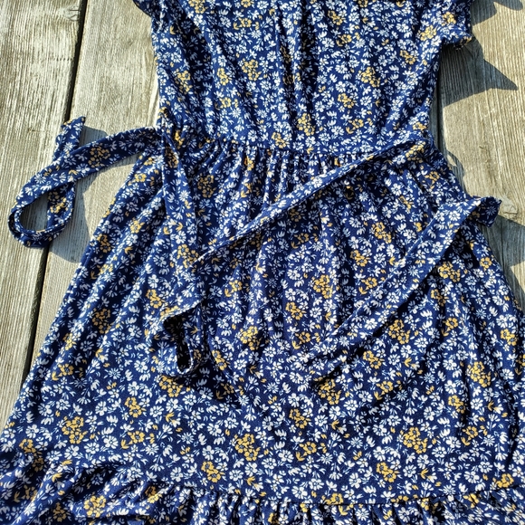 Beautiful Monteau Tie Waist Dress in Blue Floral Pattern - Picture 7 of 11
